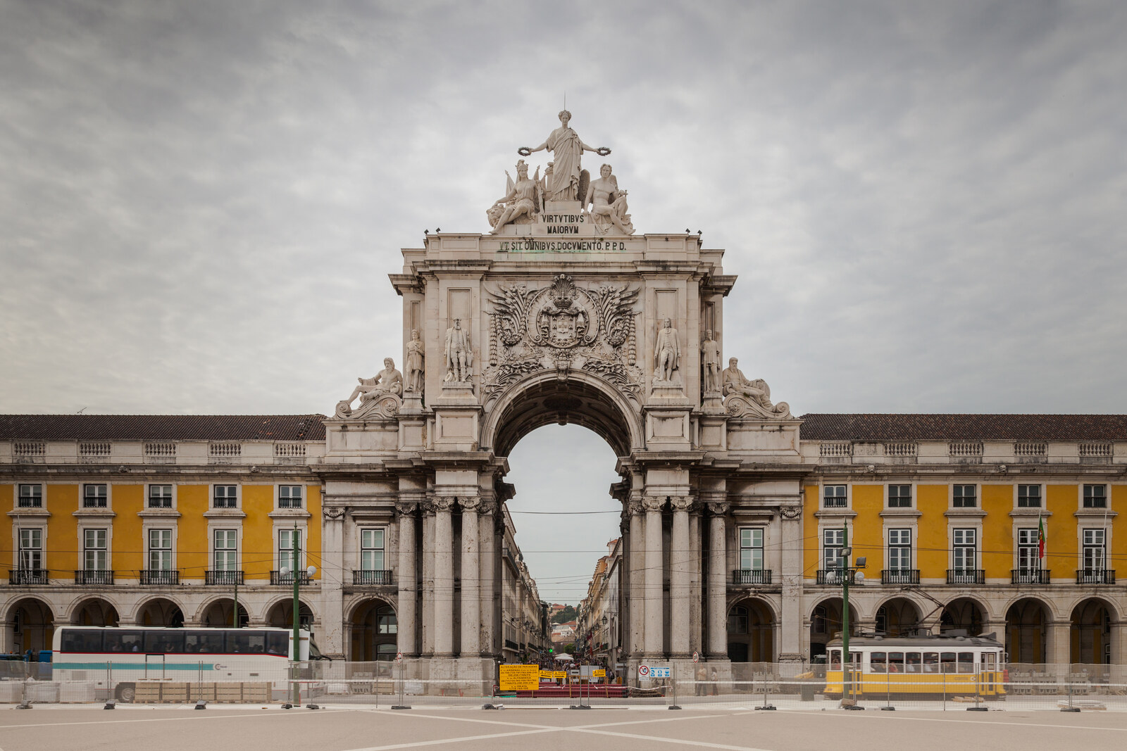 Der Triumphbogen Arco da Rua Augusta in Lissabon