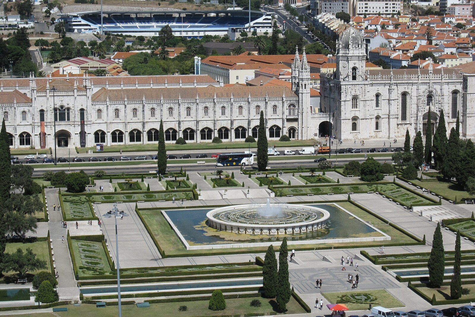 View of Empire Square, with its central fountain and Jerónimos Monastery in the background