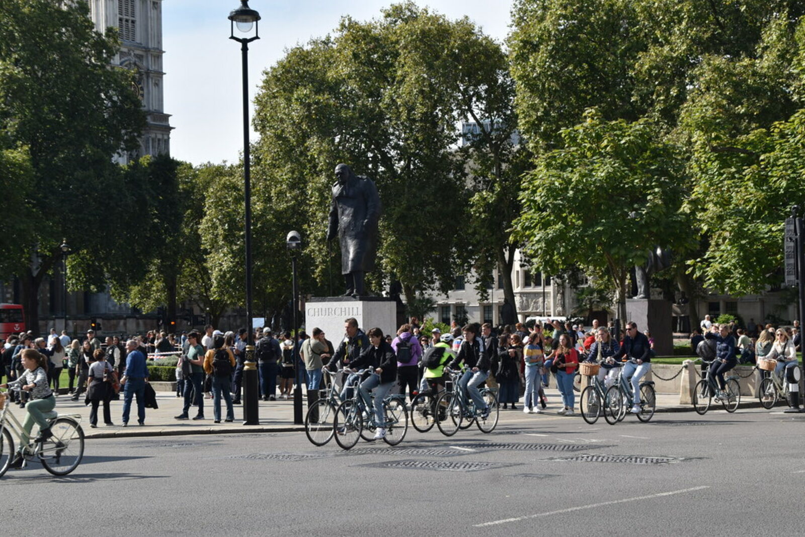 Parliament Square mit Garten und den umliegenden Regierungsgebäuden.