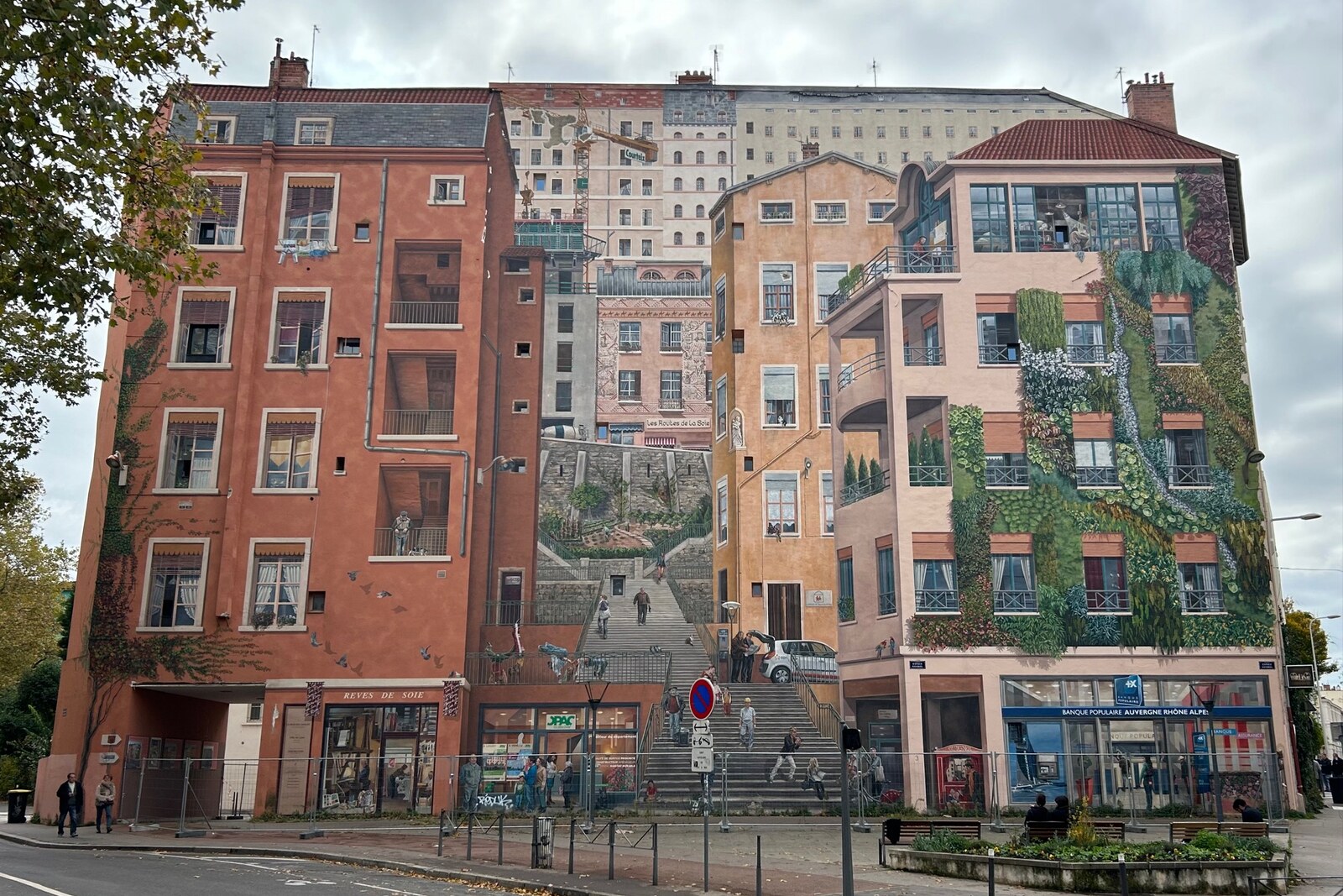 The Mur des Canuts mural in Lyon depicts scenes from life in the Croix-Rousse district and looks like a real building.