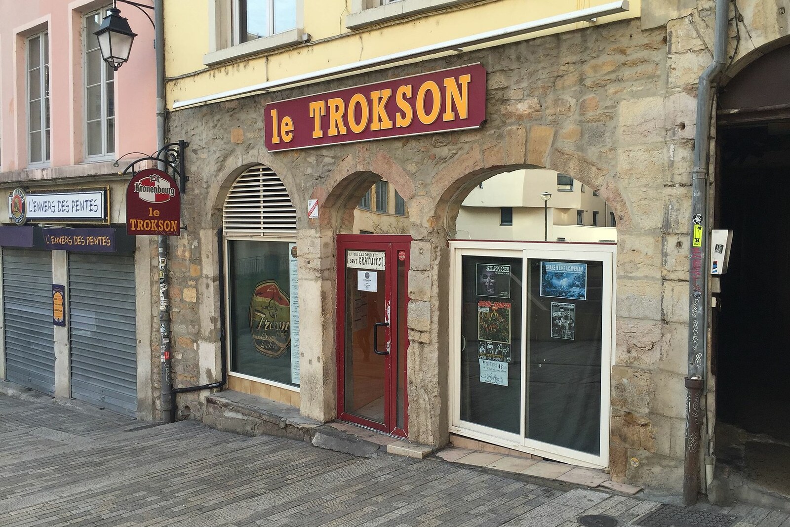 The facade of Le Trokson bar on Montée de la Grande-Côte in Lyon; the steep rise and old houses are visible.
