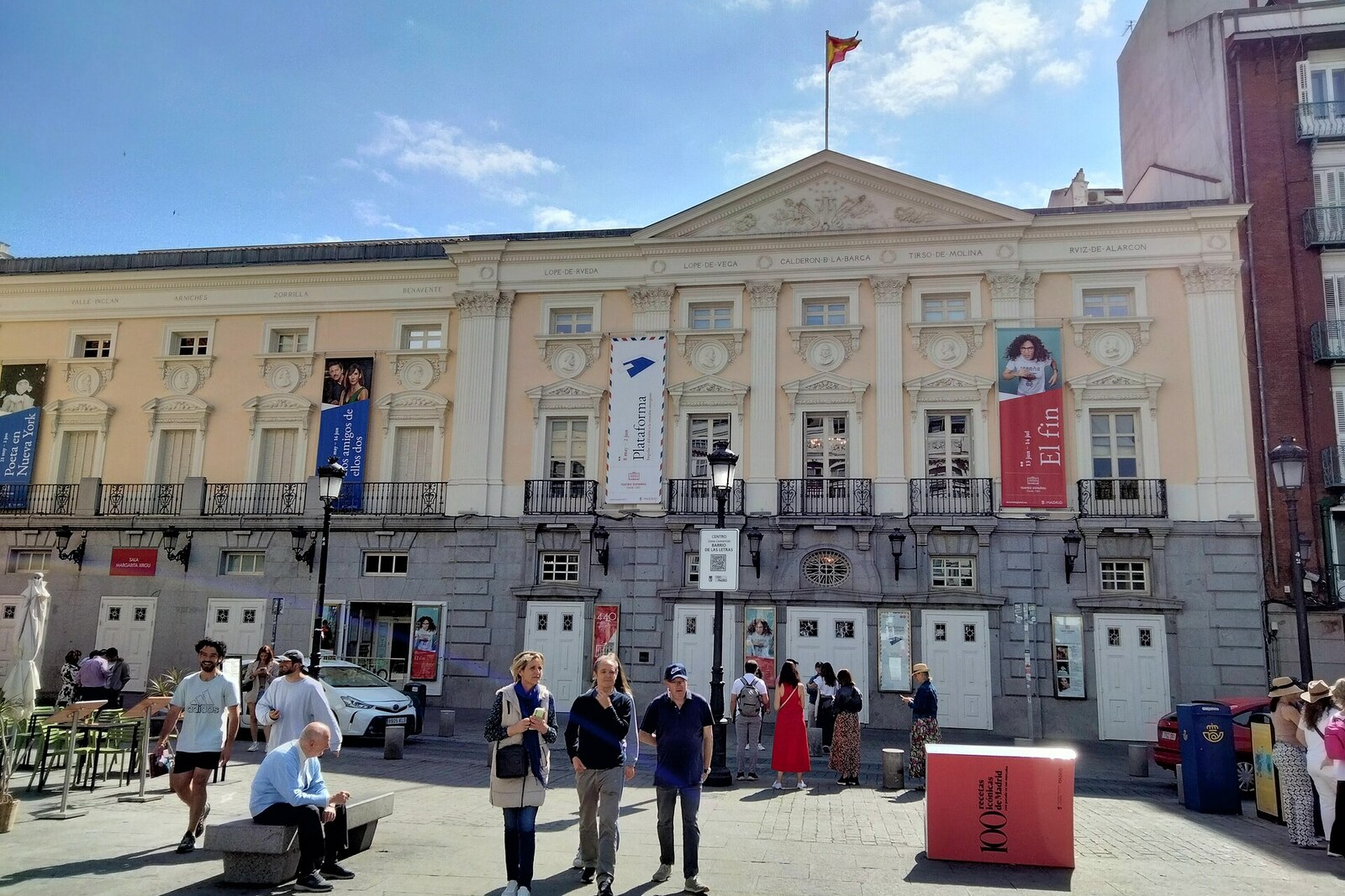 Neoklassizistische Fassade des Teatro Español an der Calle del Príncipe, von der Plaza de Santa Ana aus gesehen.