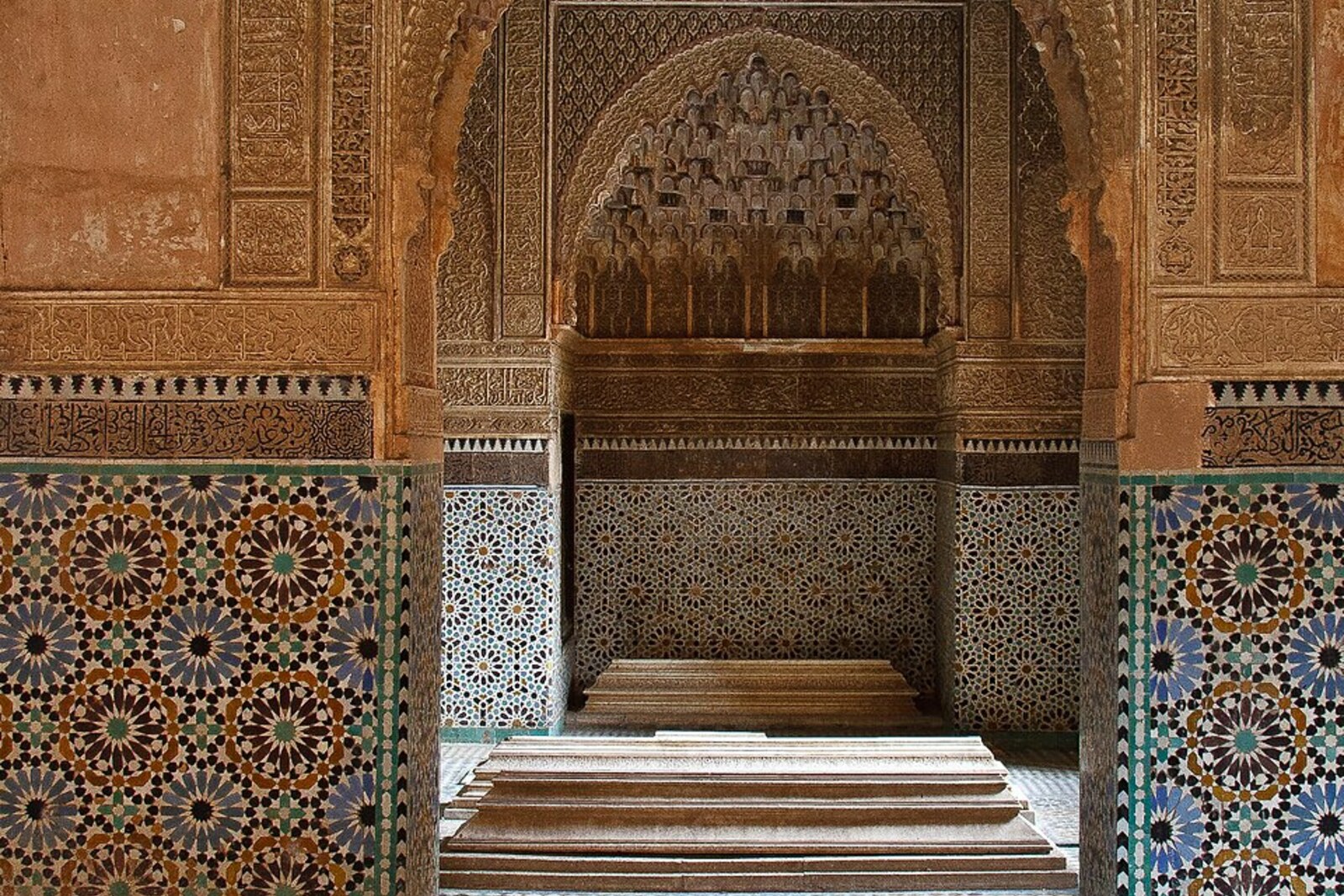 Intérieur des Tombeaux saadiens avec des colonnes et des pierres tombales