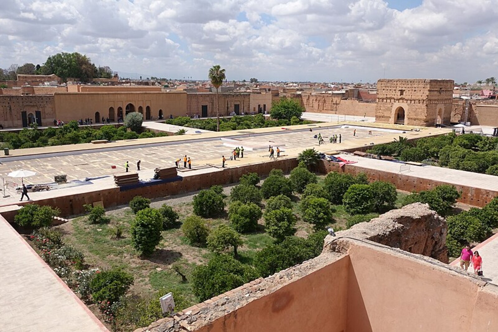 Ruines du palais El Badi et nids de cigognes sur les murs