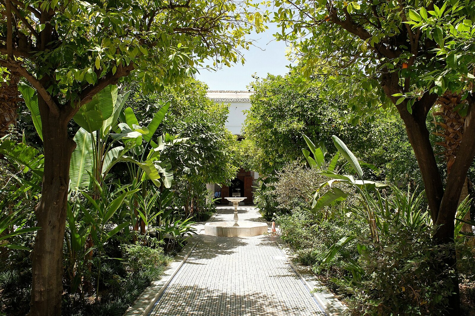 vista del patio de Dar el Bacha con naranjos, zellige y arcos