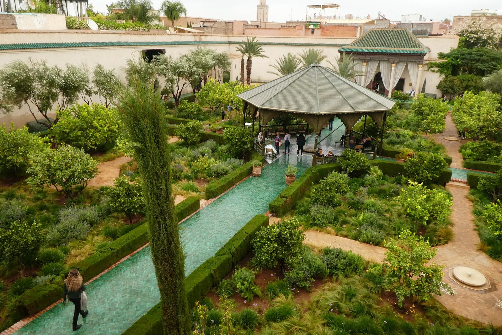 garden with palms, date trees, and a fountain at Le Jardin Secret