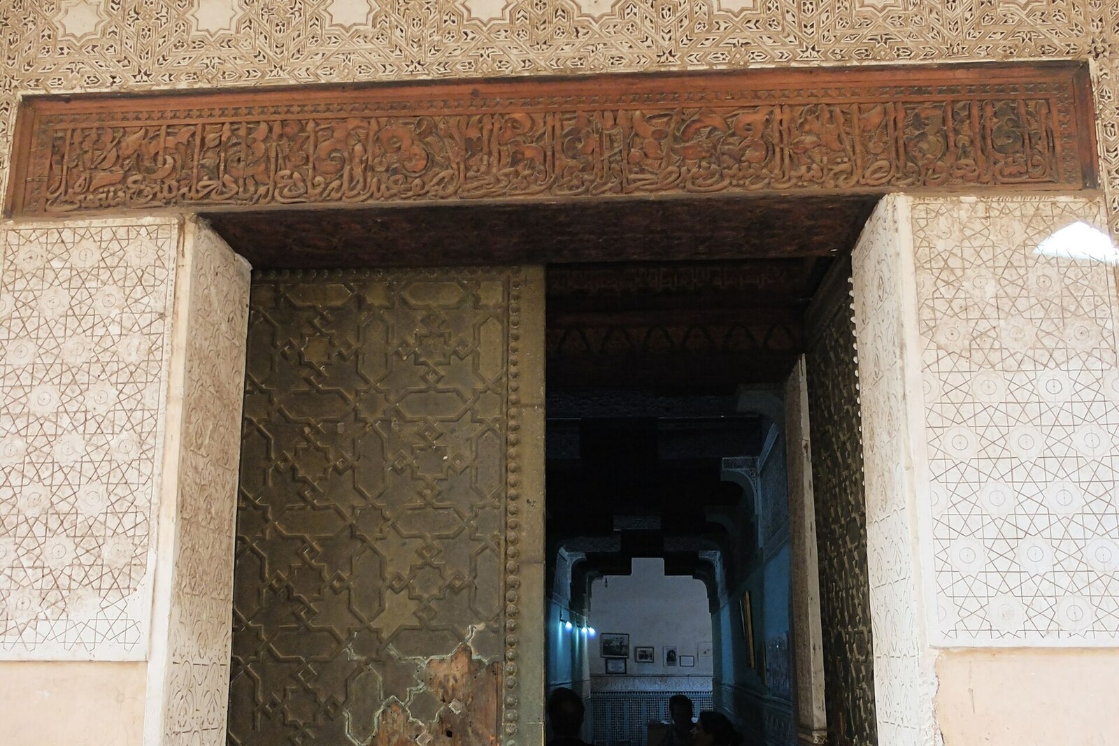 arco de entrada de la Medersa Ben Youssef con talla y cerámica