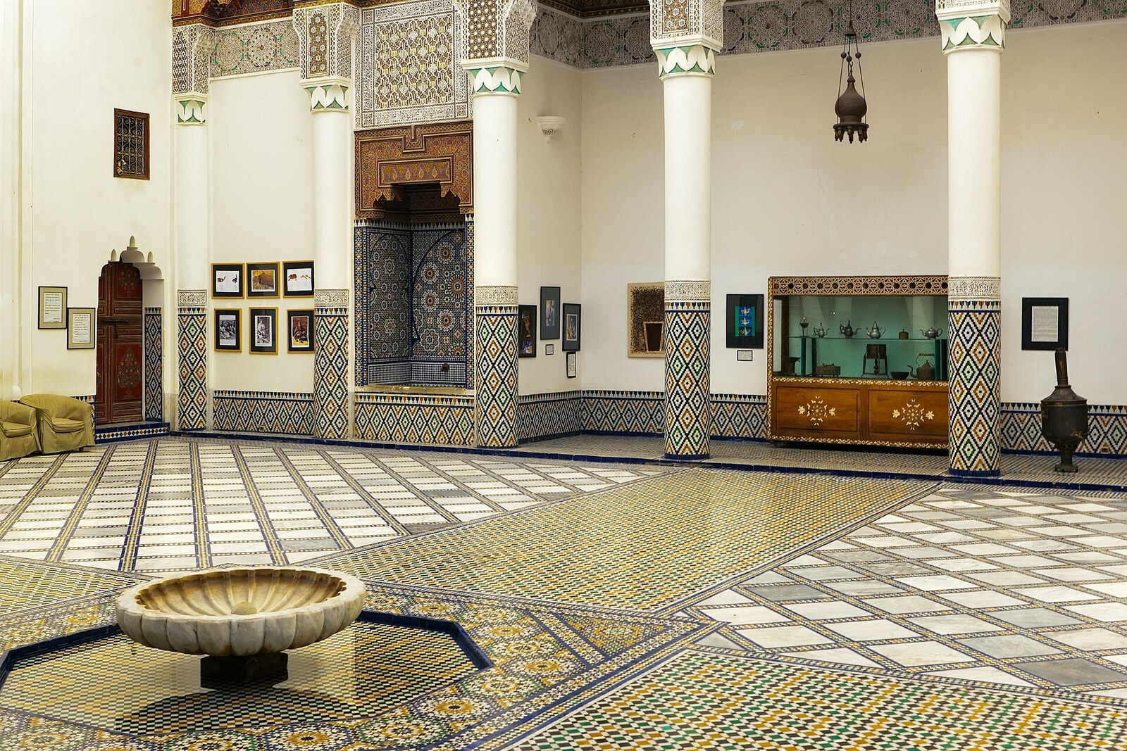 Innenhof des Dar Menebhi (Musée de Marrakech): zentraler Brunnen, Bögen und eine riesige geschmiedete Leuchte