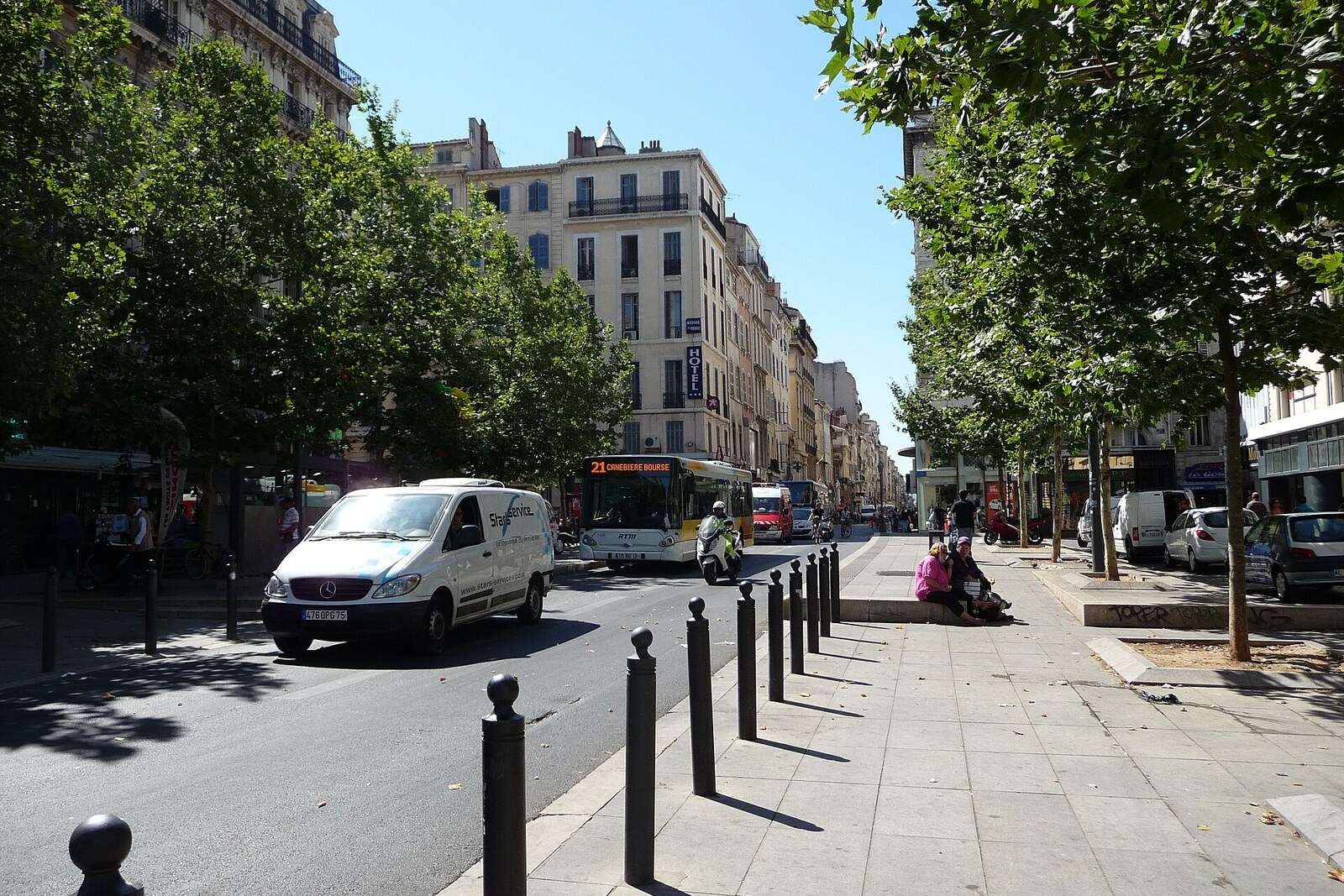 Kreuzung mit Kiosken und Gebäuden am Cours Saint-Louis in Marseille
