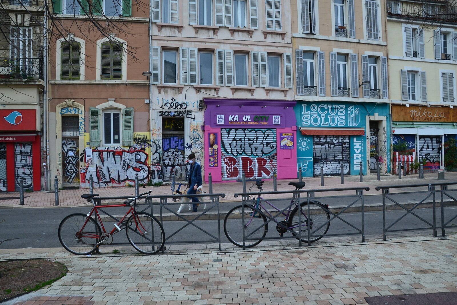 Place du cours Julien avec des murs colorés, des cafés et des personnes