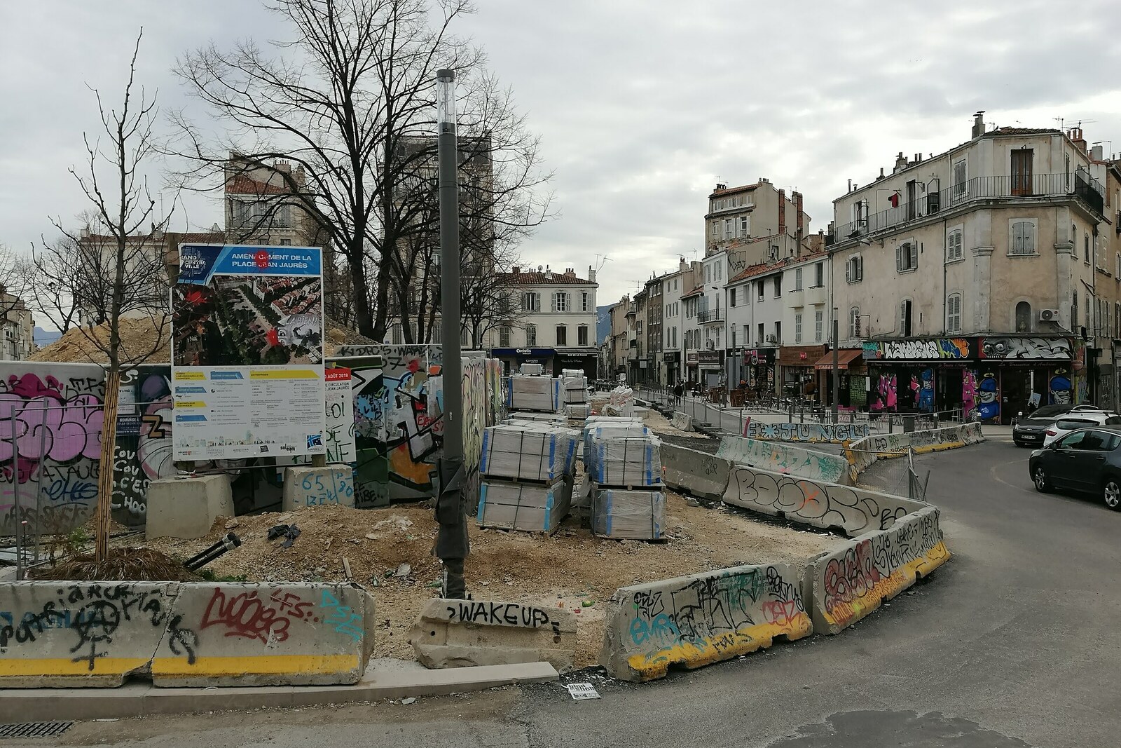 La grande place de La Plaine, avec des gens et des maisons à Marseille