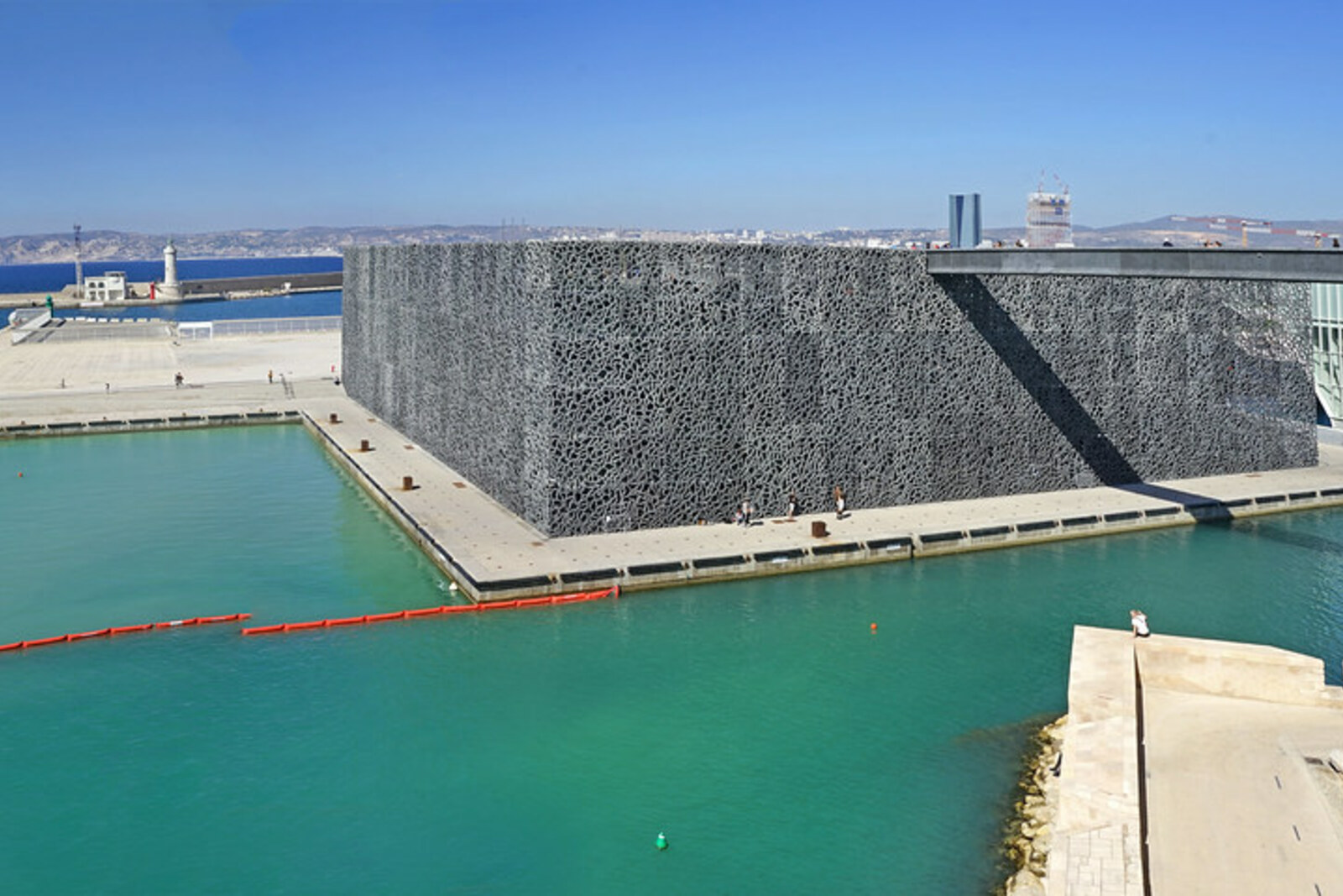 MuCEM (Museo de las Civilizaciones de Europa y el Mediterráneo) y el borde de piedra del Fuerte Saint-Jean en la entrada al Puerto Viejo de Marsella.