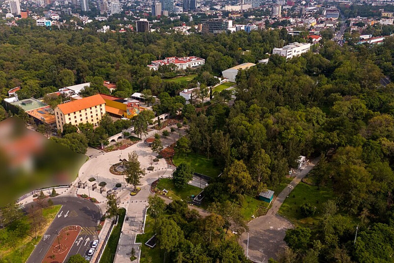 Aerial view of the buildings of the Los Pinos complex, surrounded by greenery.