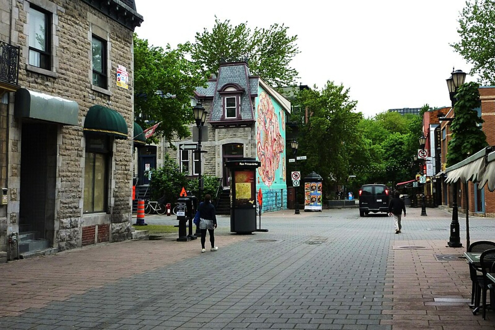 Fußgängerstraße Rue Prince-Arthur mit Cafés und historischen Fassaden