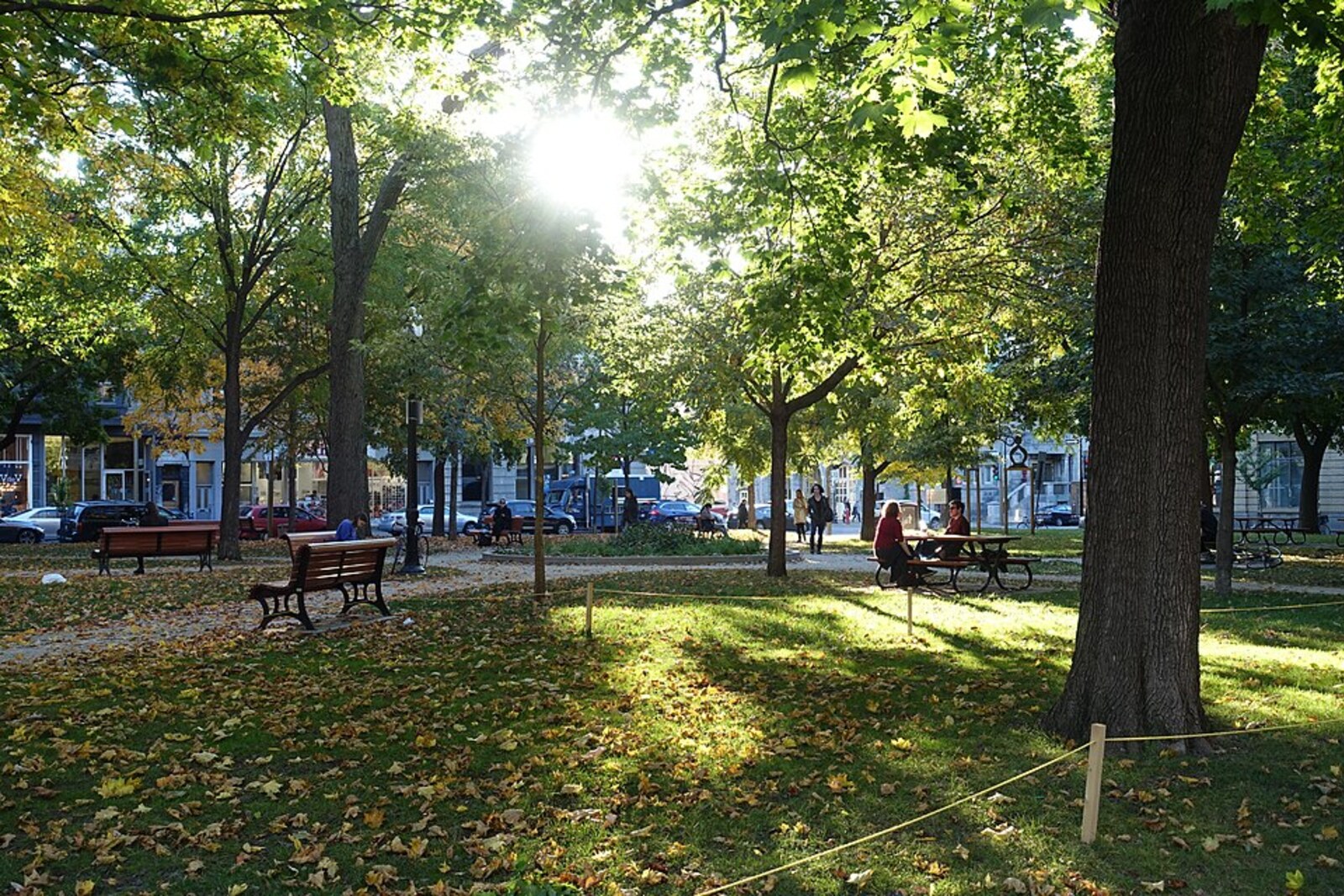 parc Lahaie con árboles, senderos y vistas del barrio