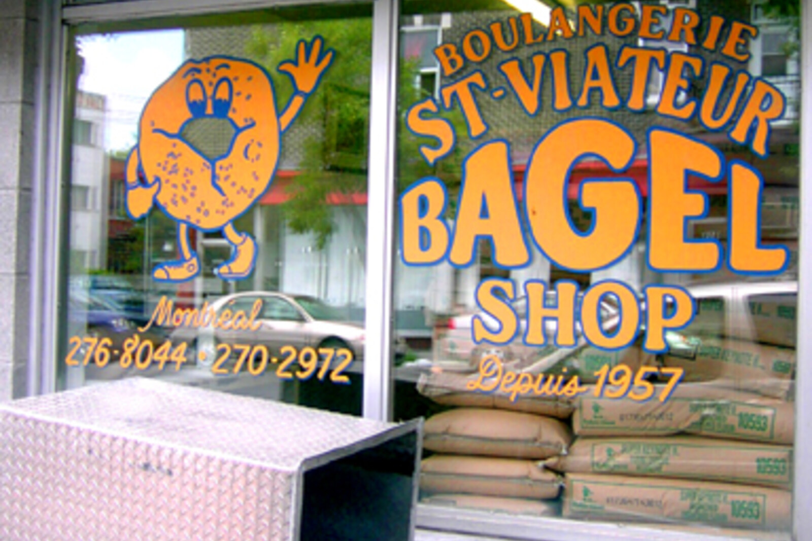 Fachada de St-Viateur Bagel con letrero y escaparate