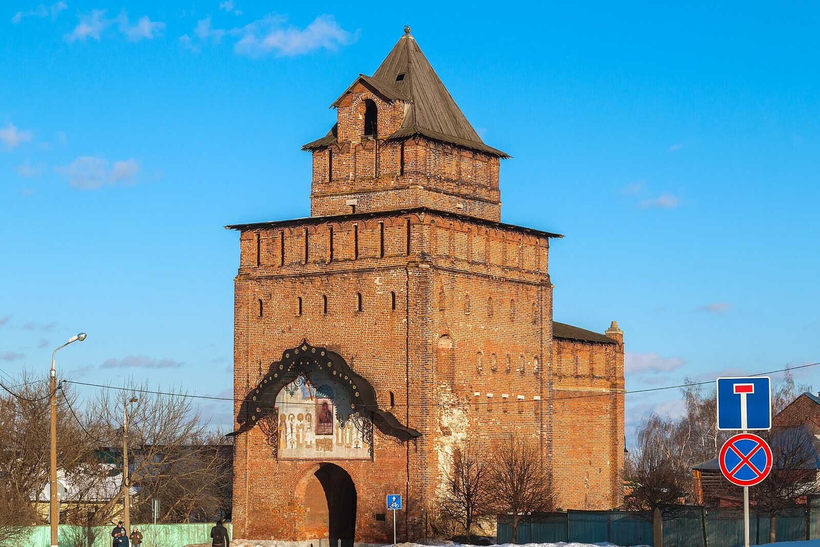 Red-brick Pyatnitskie Gates with a tall passage arch.