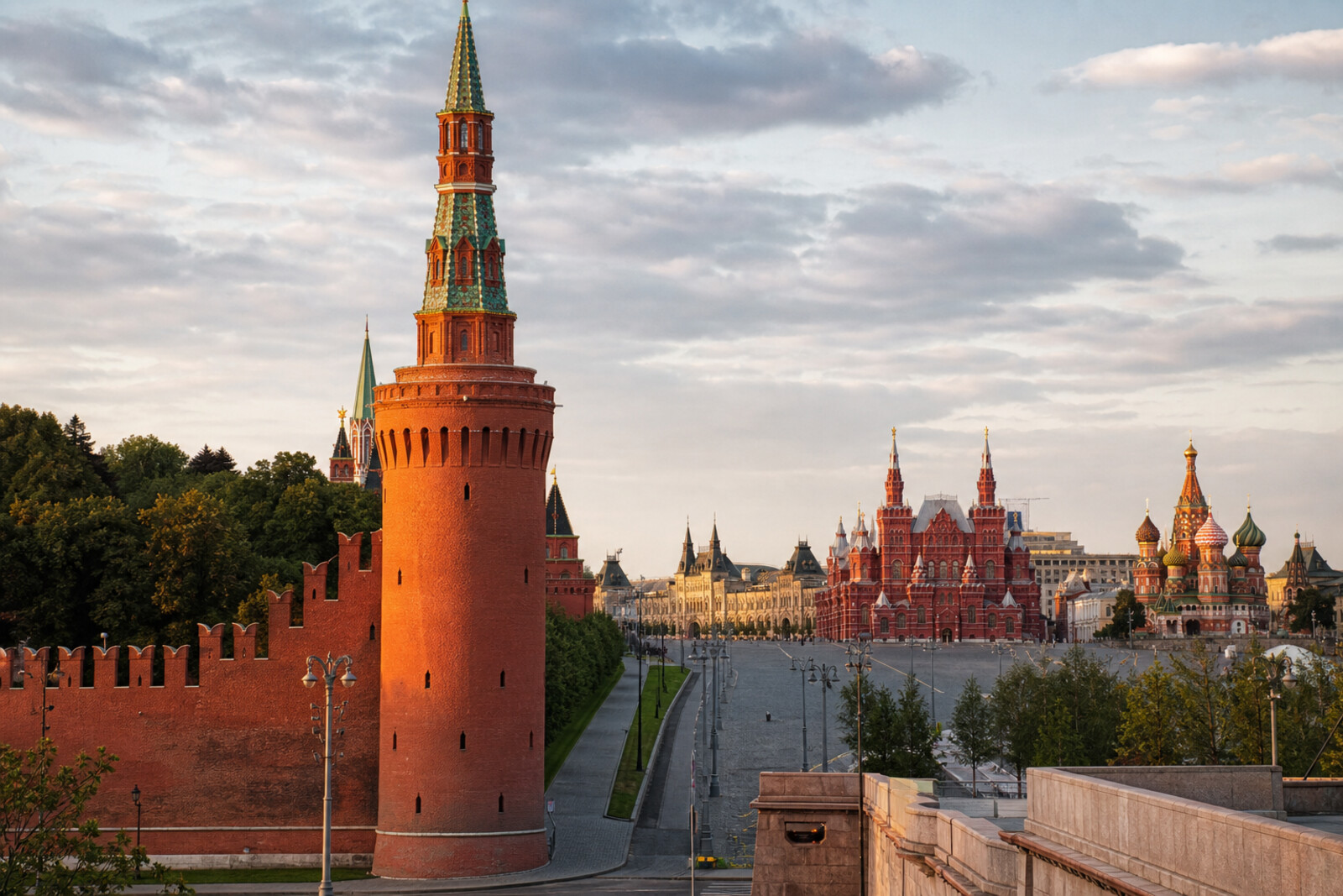 Illustrated route panorama from the Kremlin Wall through GUM and the Church of the Intercession on the Moat to the Floating Bridge