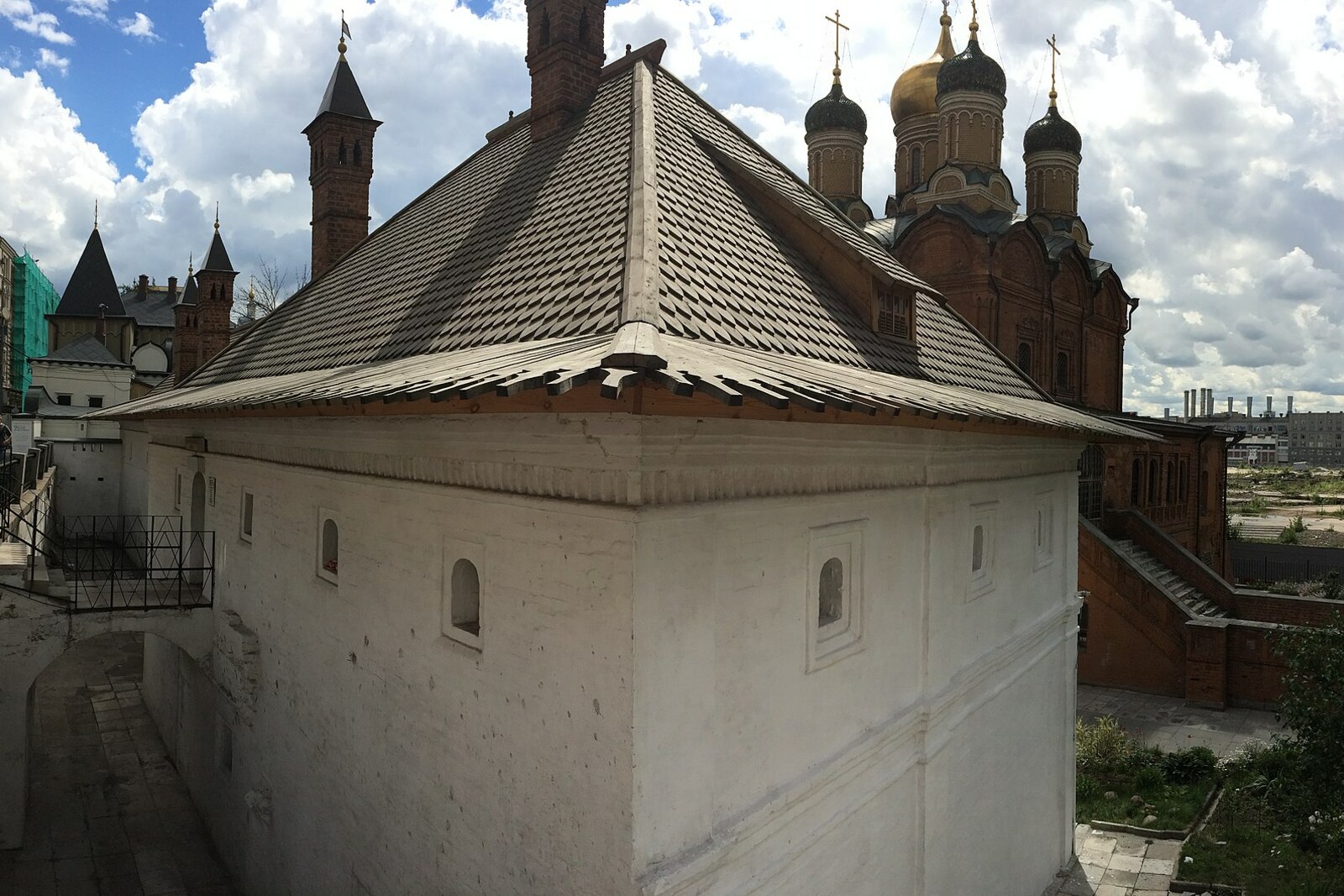 Old English Court on Varvarka Street