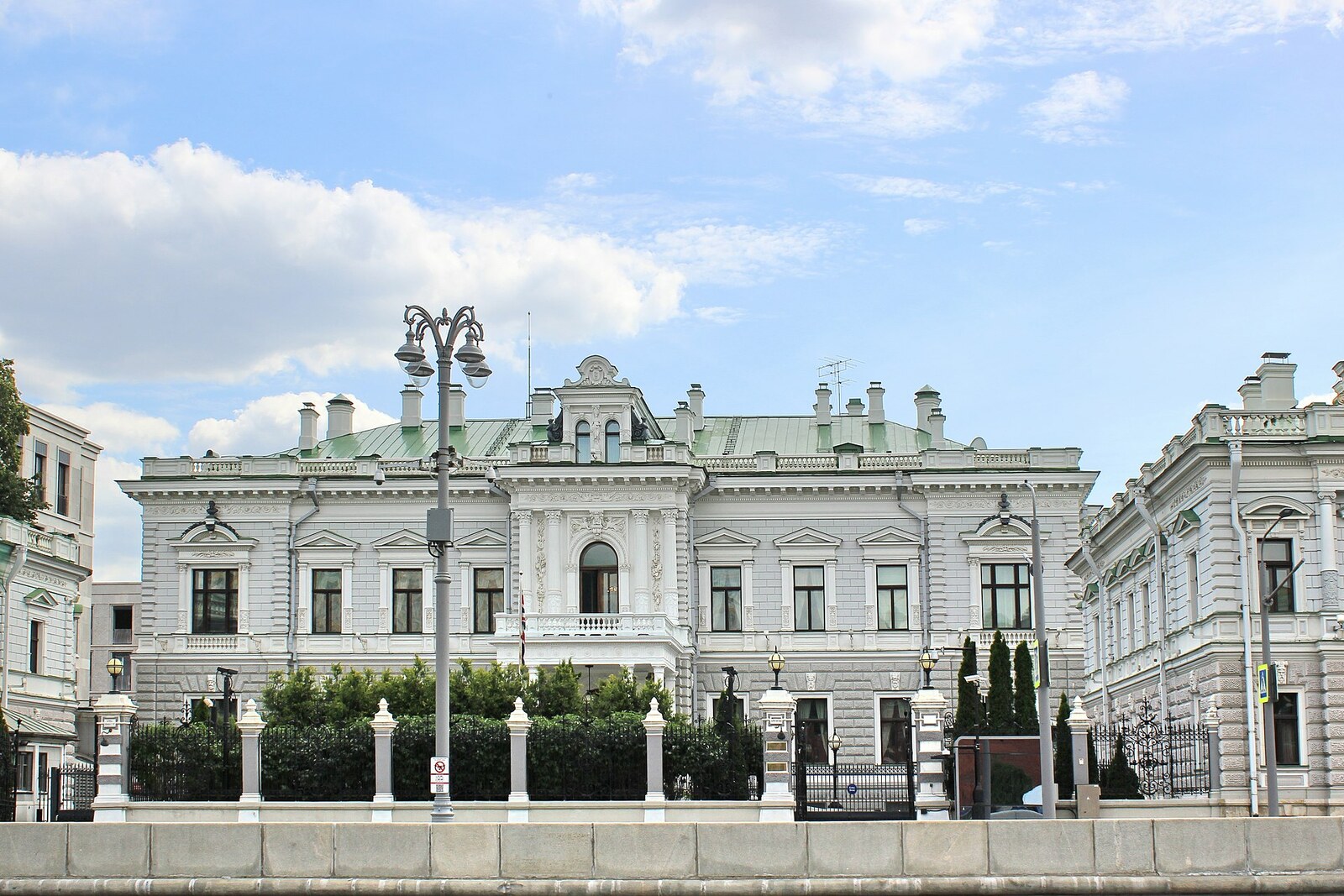 Pavel Kharitonenko City Estate as seen from Sofiyskaya Embankment