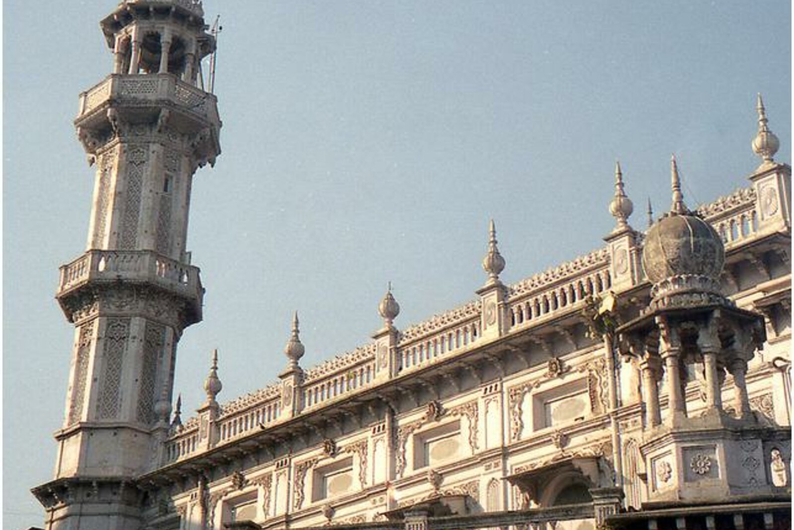 The green dome and minarets of Minara Masjid on Mohammed Ali Road in Mumbai.