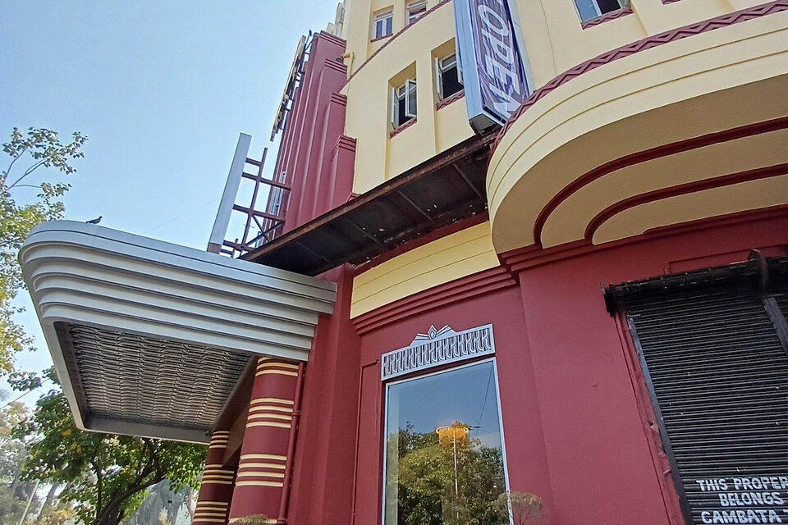 Detalle de la fachada del Cine Eros