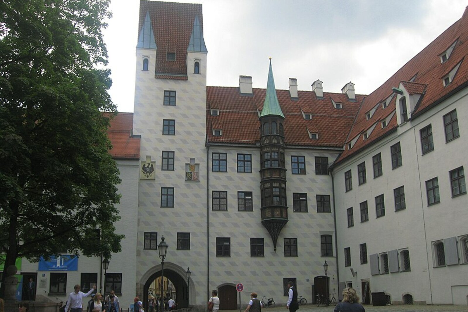 Alter Hof in Munich, with an inner courtyard, tower, and arches.
