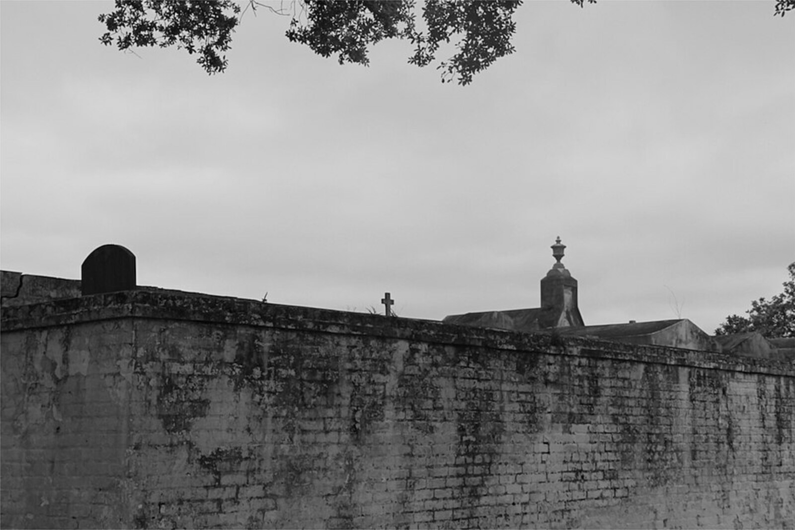 Wall, Lafayette Cemetery No. 1, New Orleans – Exterior