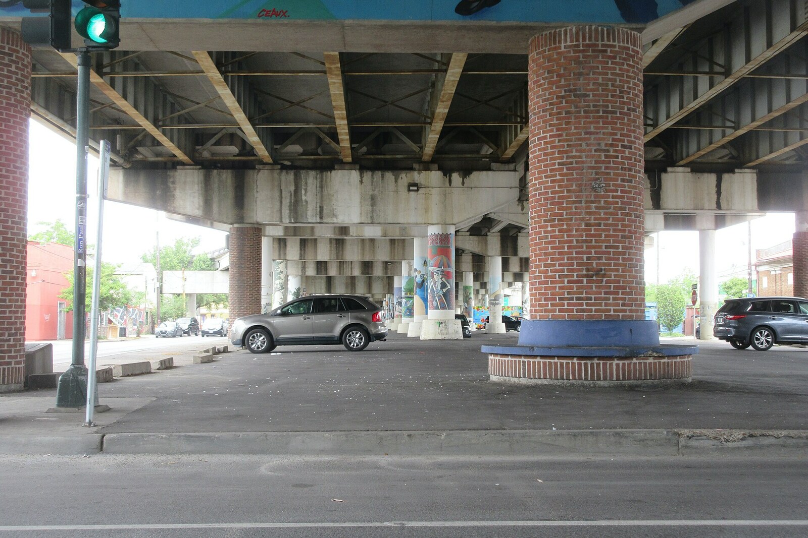 Überführung der Interstate 10 auf der Claiborne Avenue an der Orleans Avenue in New Orleans.