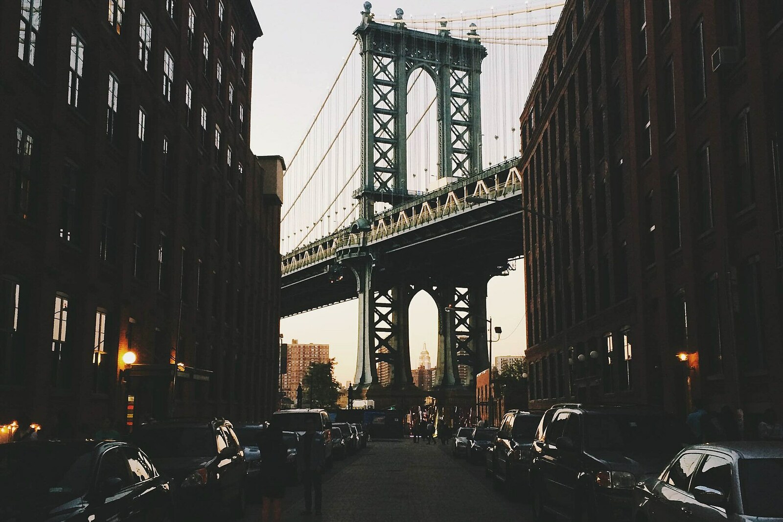 Le pont de Manhattan est visible dans l’ouverture entre des bâtiments de brique rouge sur Washington Street