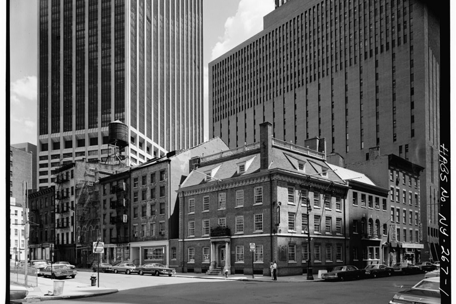 Historic view of Fraunces Tavern at the corner of Pearl Street and Broad Street.