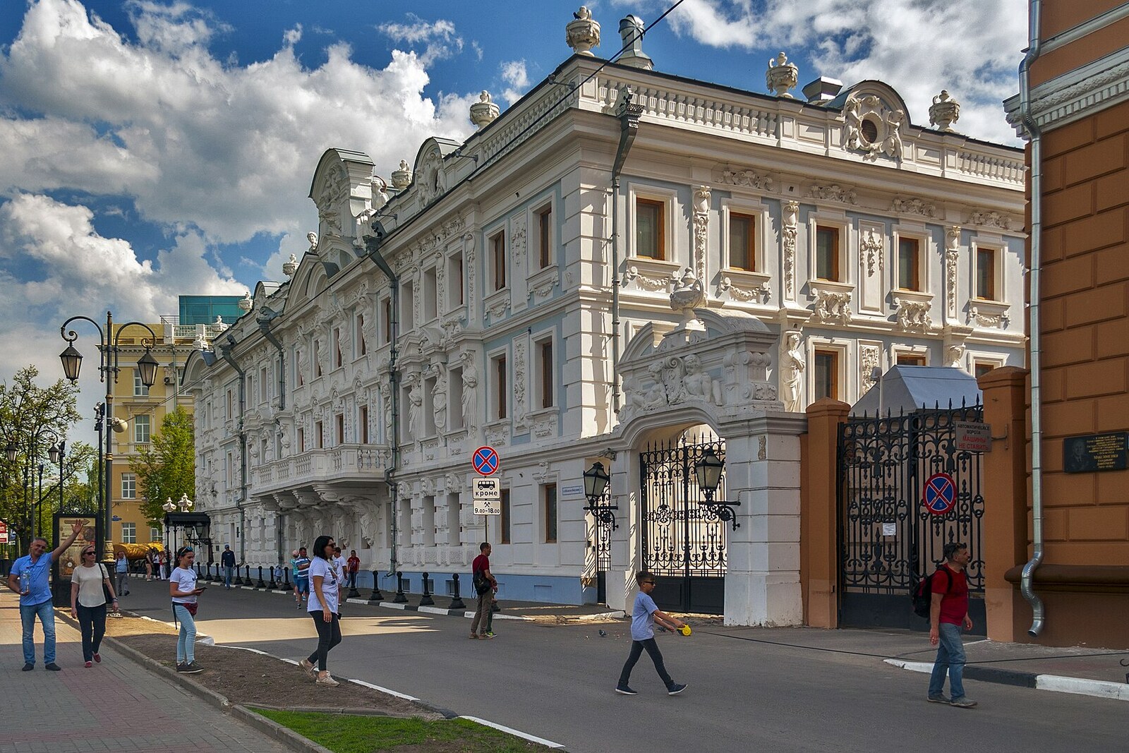 The white sculptural facade of Rukavishnikov Estate on Verkhne-Volzhskaya Embankment