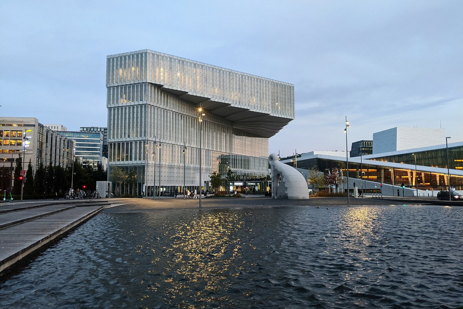 Deichman Bjørvika by the reflecting pool next to the Opera House.