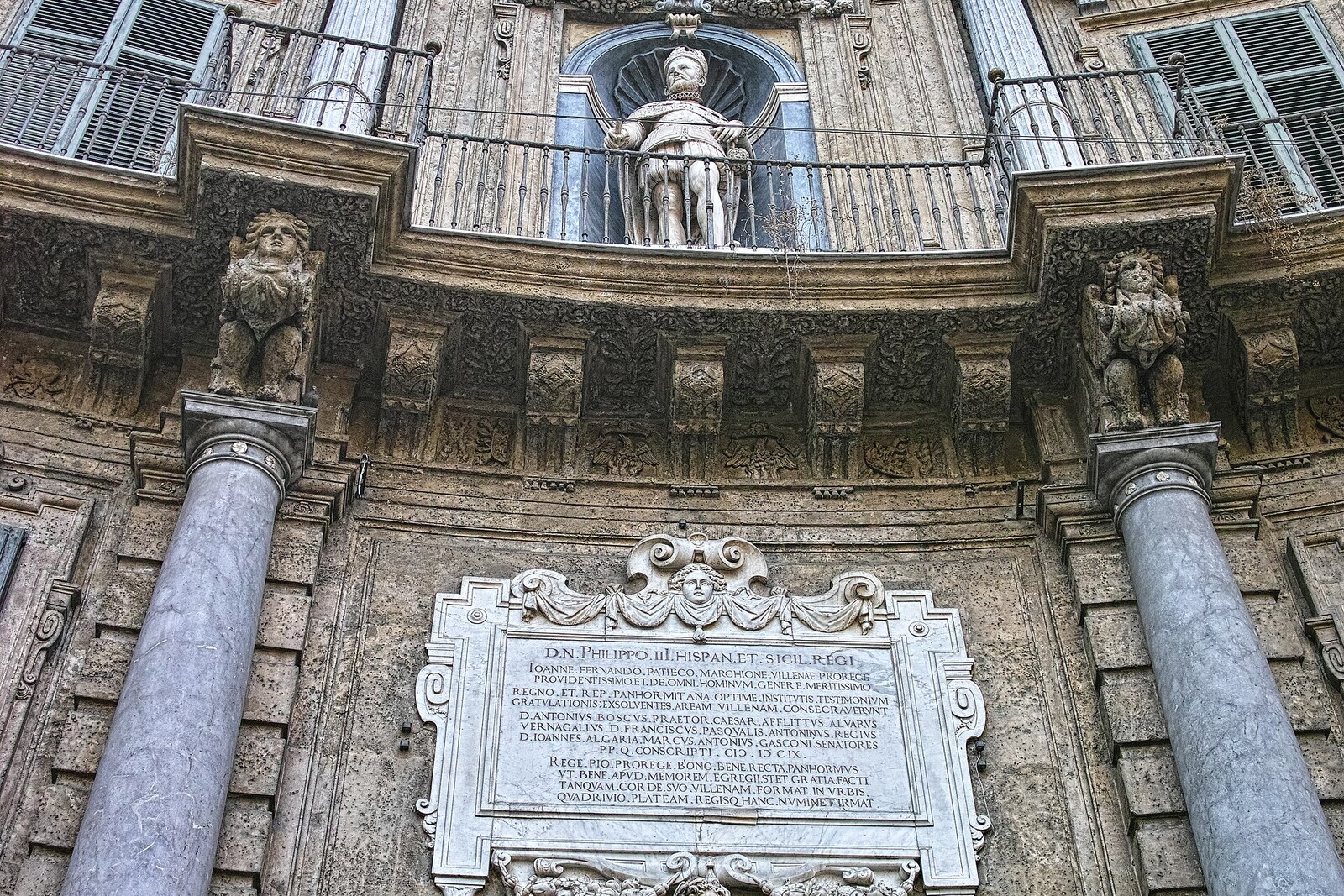Concave Baroque façade of Quattro Canti with a fountain and statues.