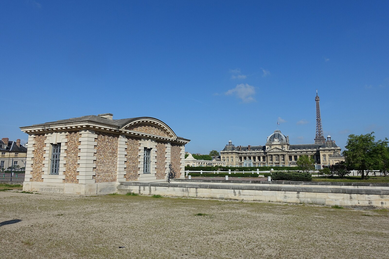 Façade de l’École militaire du côté sud du Champ-de-Mars.