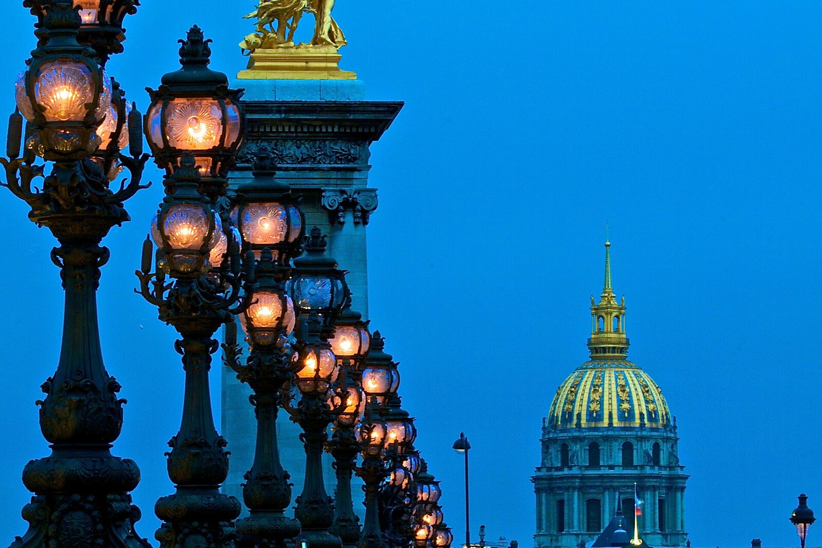 Pont Alexandre der Dritte mit vergoldeten Skulpturen und Blick über die Seine.