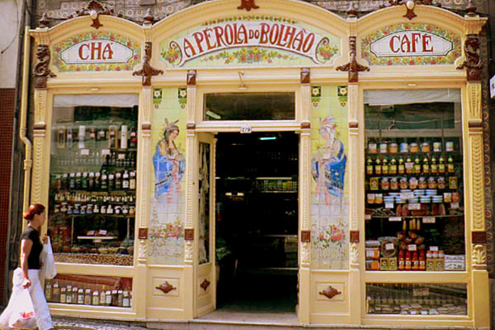 A Pérola do Bolhão: shop window and tiled panels with caravans and ships.