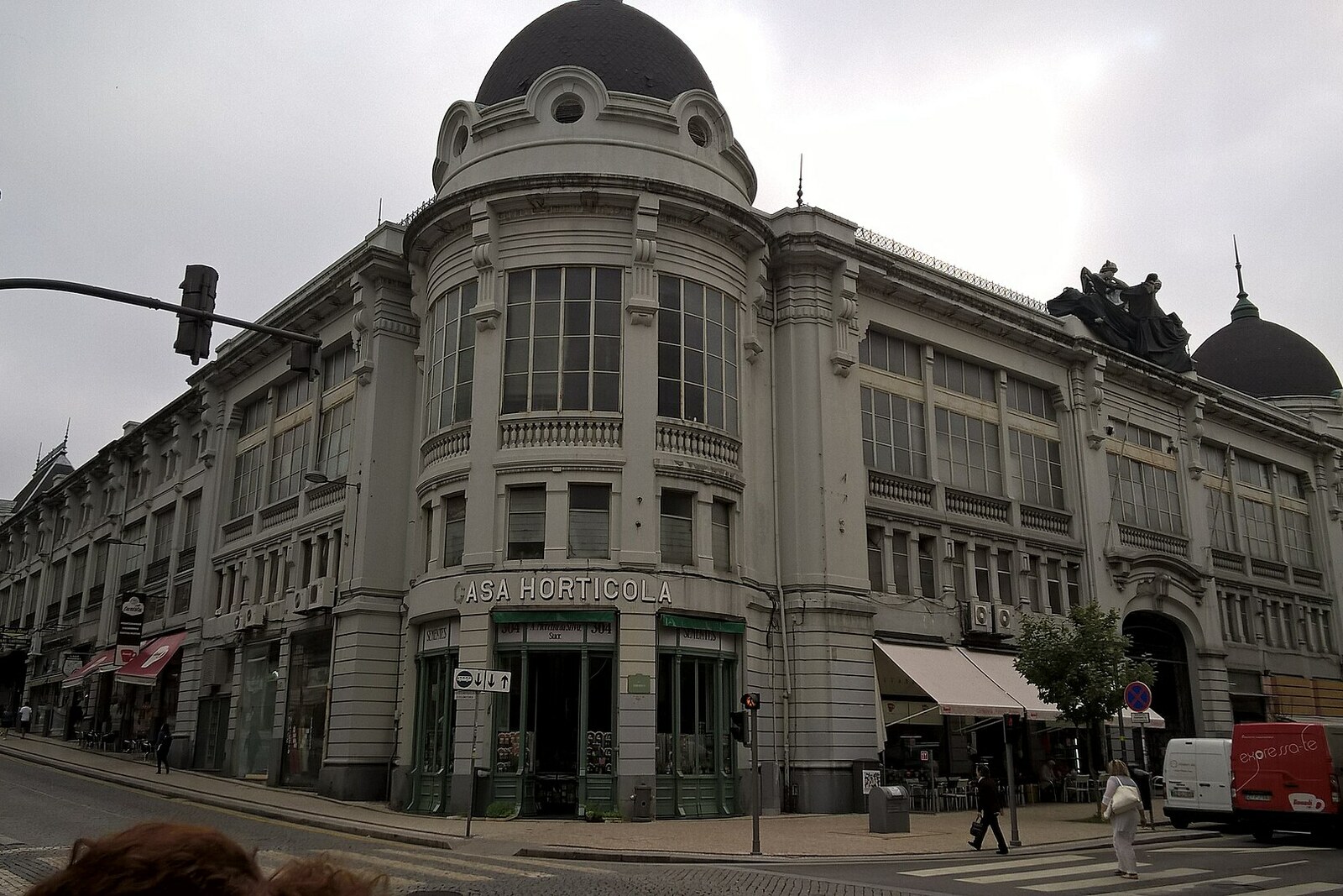 Mercado do Bolhão: a light-colored facade with an arched entrance and a sign.