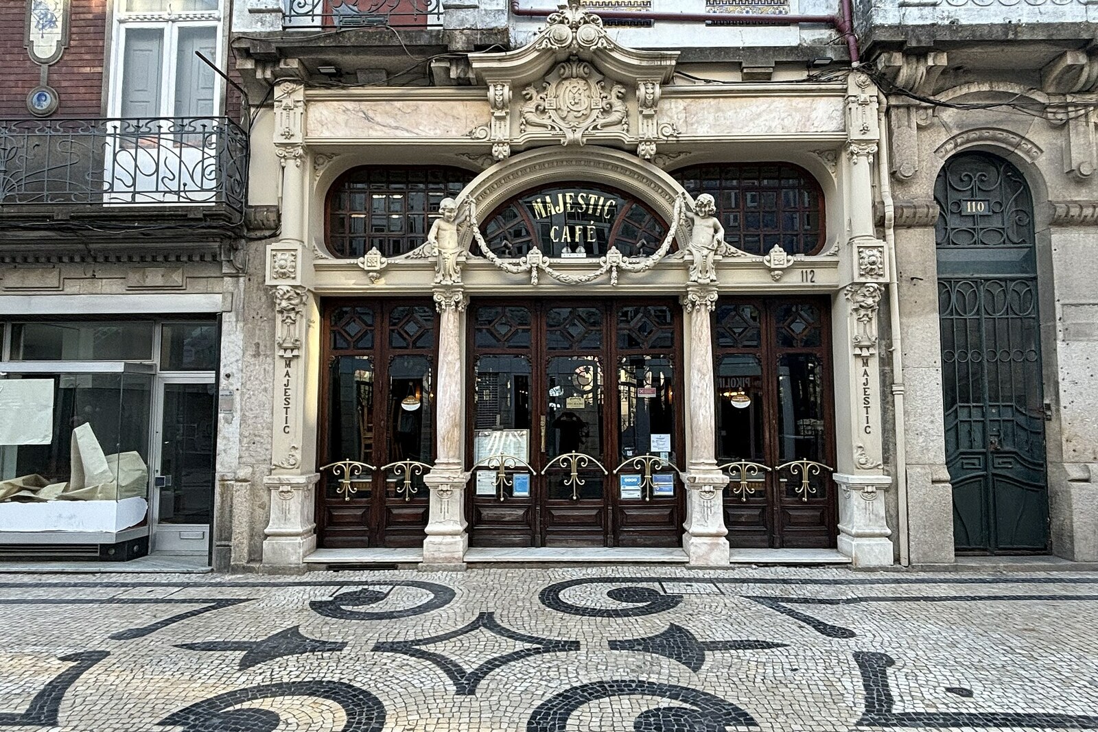 Café Majestic: façade with mirrored doors and Art Nouveau ornamentation.