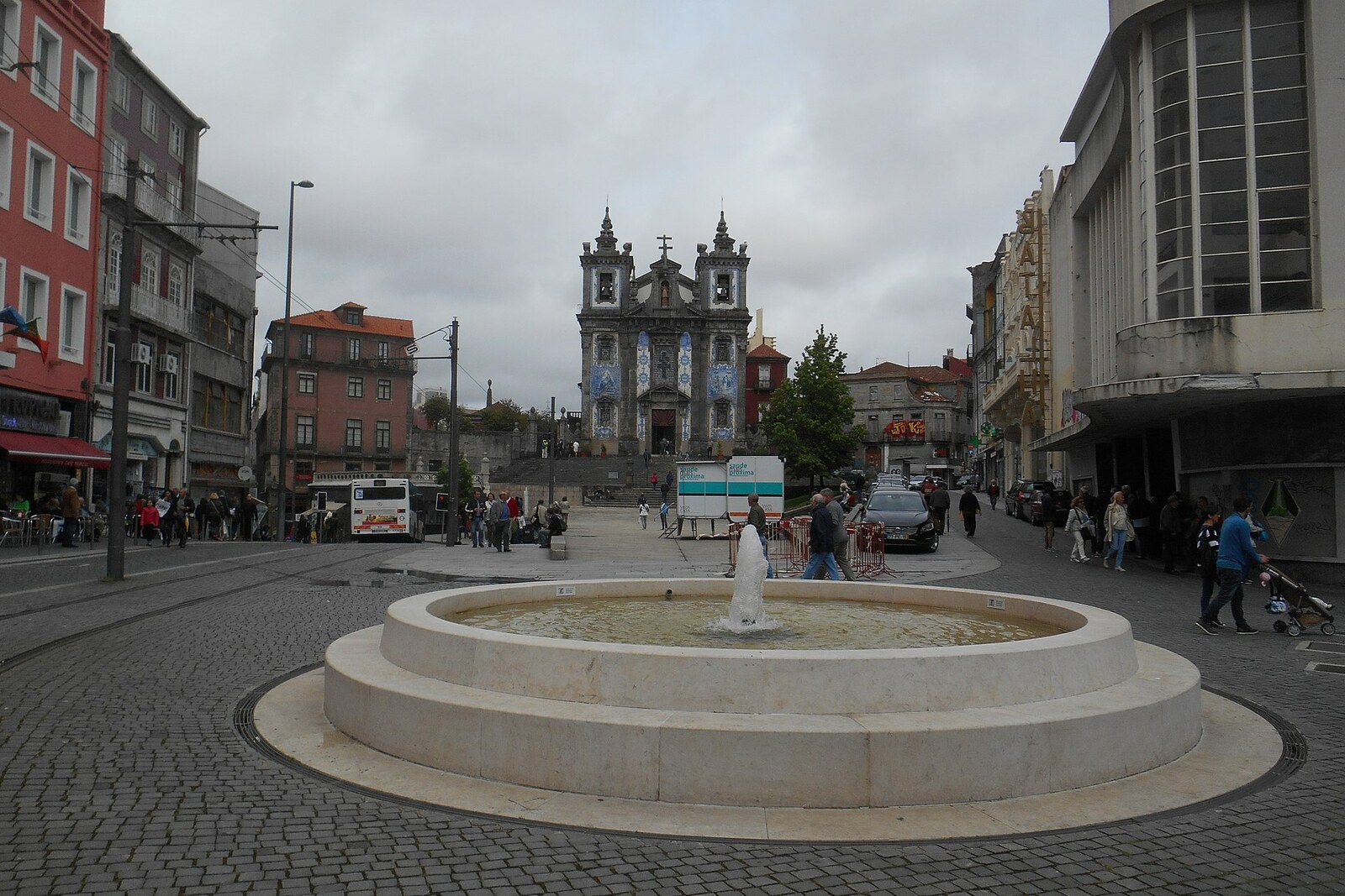 Praça da Batalha: an open square with a fountain, a statue, and historic buildings.