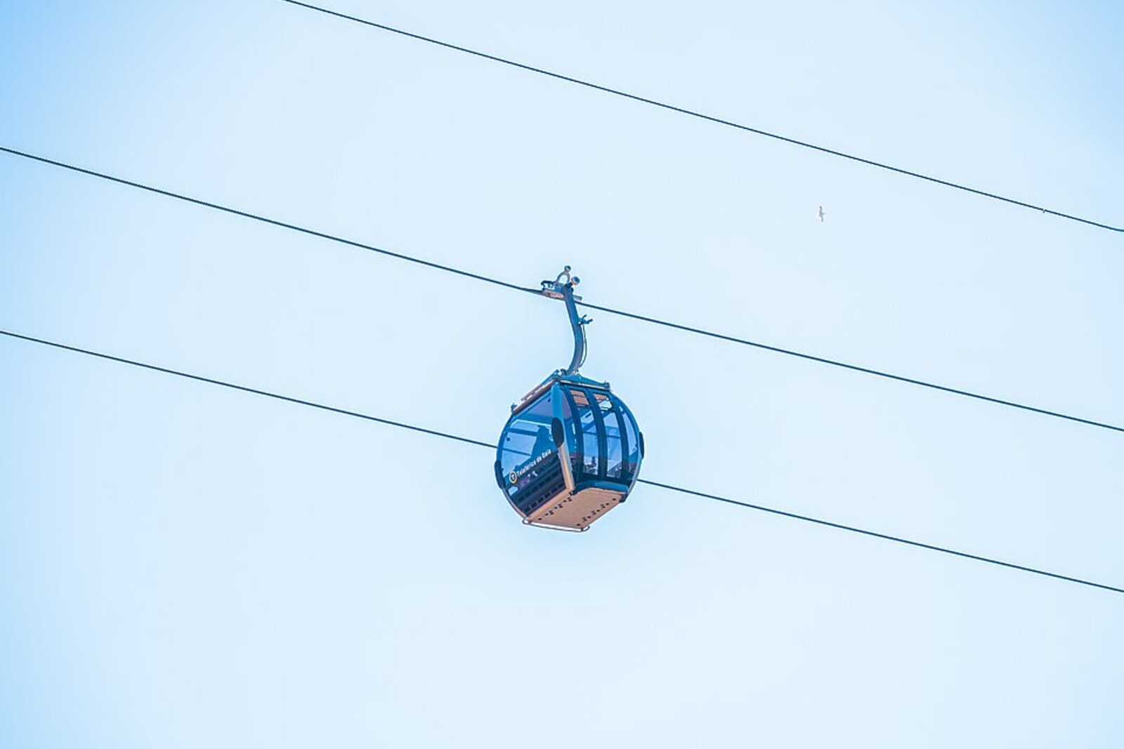 A Teleférico de Gaia cabin above the slope between Jardim do Morro and Cais de Gaia.