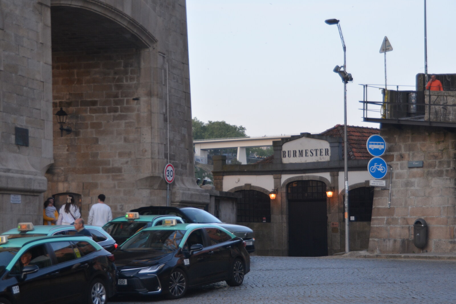 Entrance to Caves Burmester beside the lower level of the Dom Luís I Bridge.