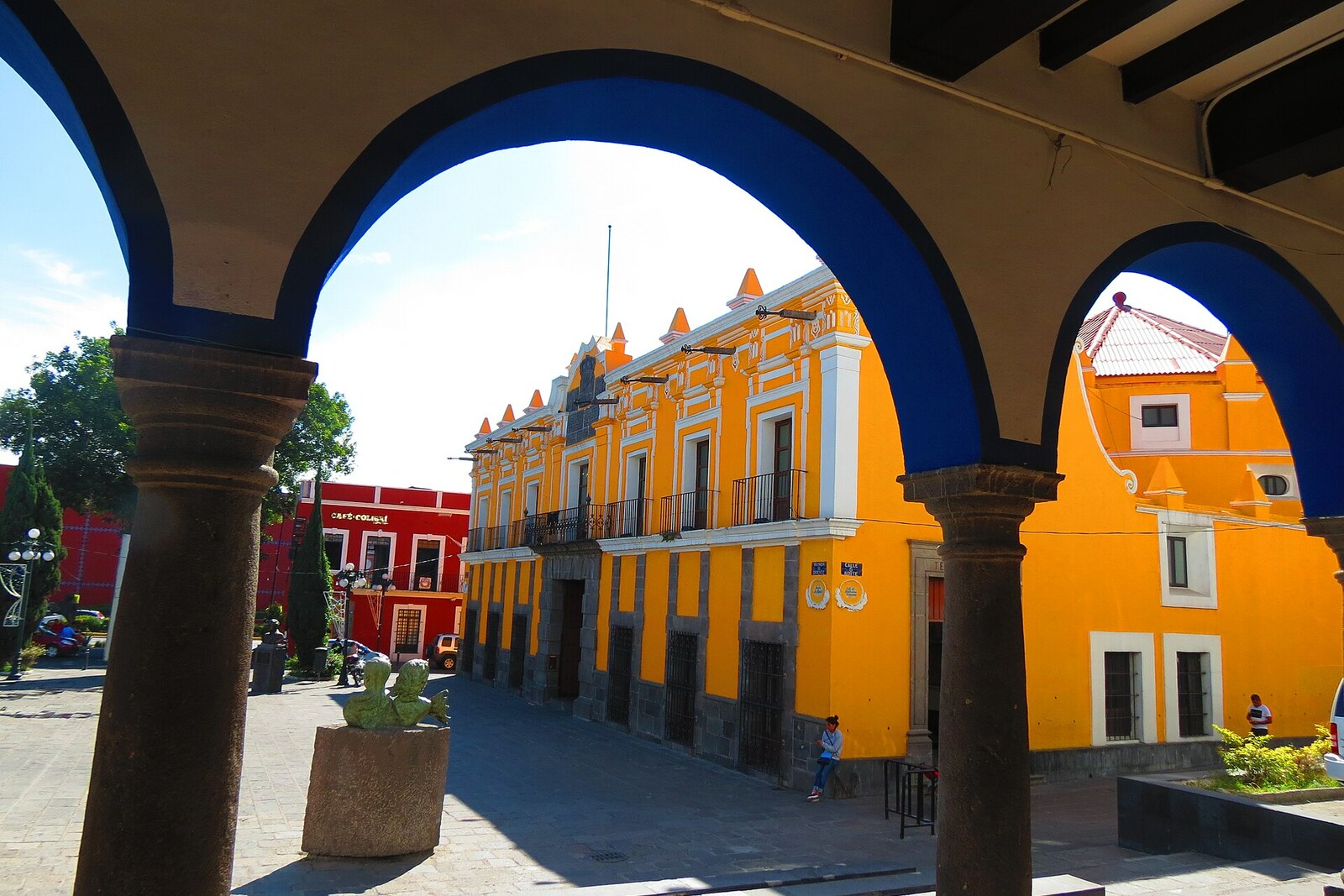 Das Teatro Principal in Stadt Puebla, sichtbar durch die Steinbögen von El Portalillo.