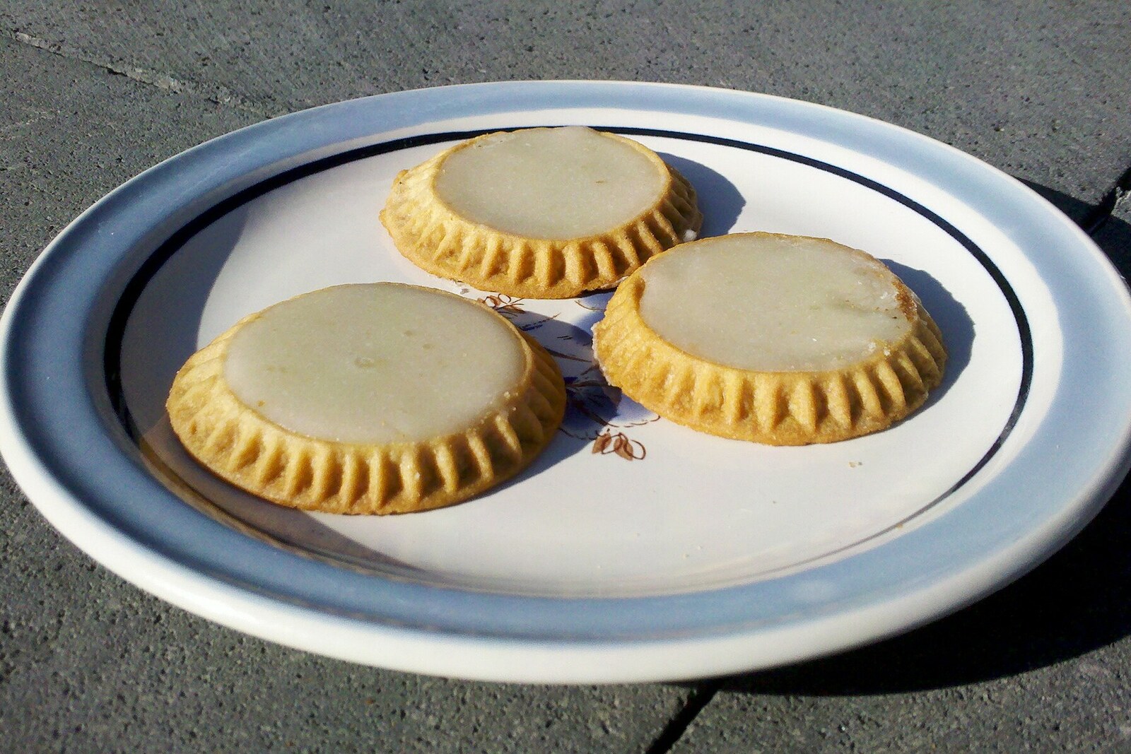 Trois tortitas de Santa Clara rondes dans une assiette.