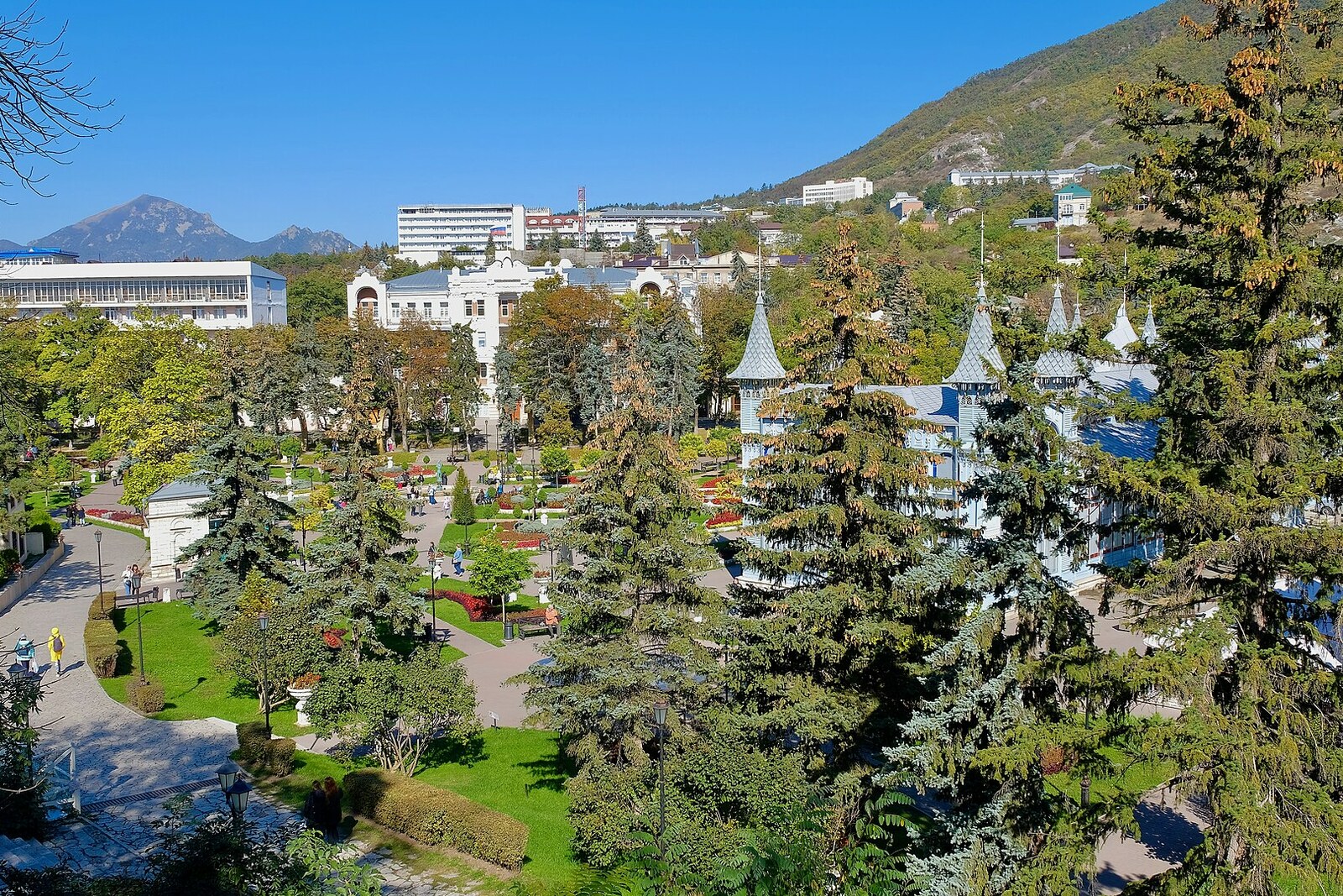 Tsvetnik Park with flowerbeds and the blue Lermontov Gallery against the backdrop of Mount Mashuk.