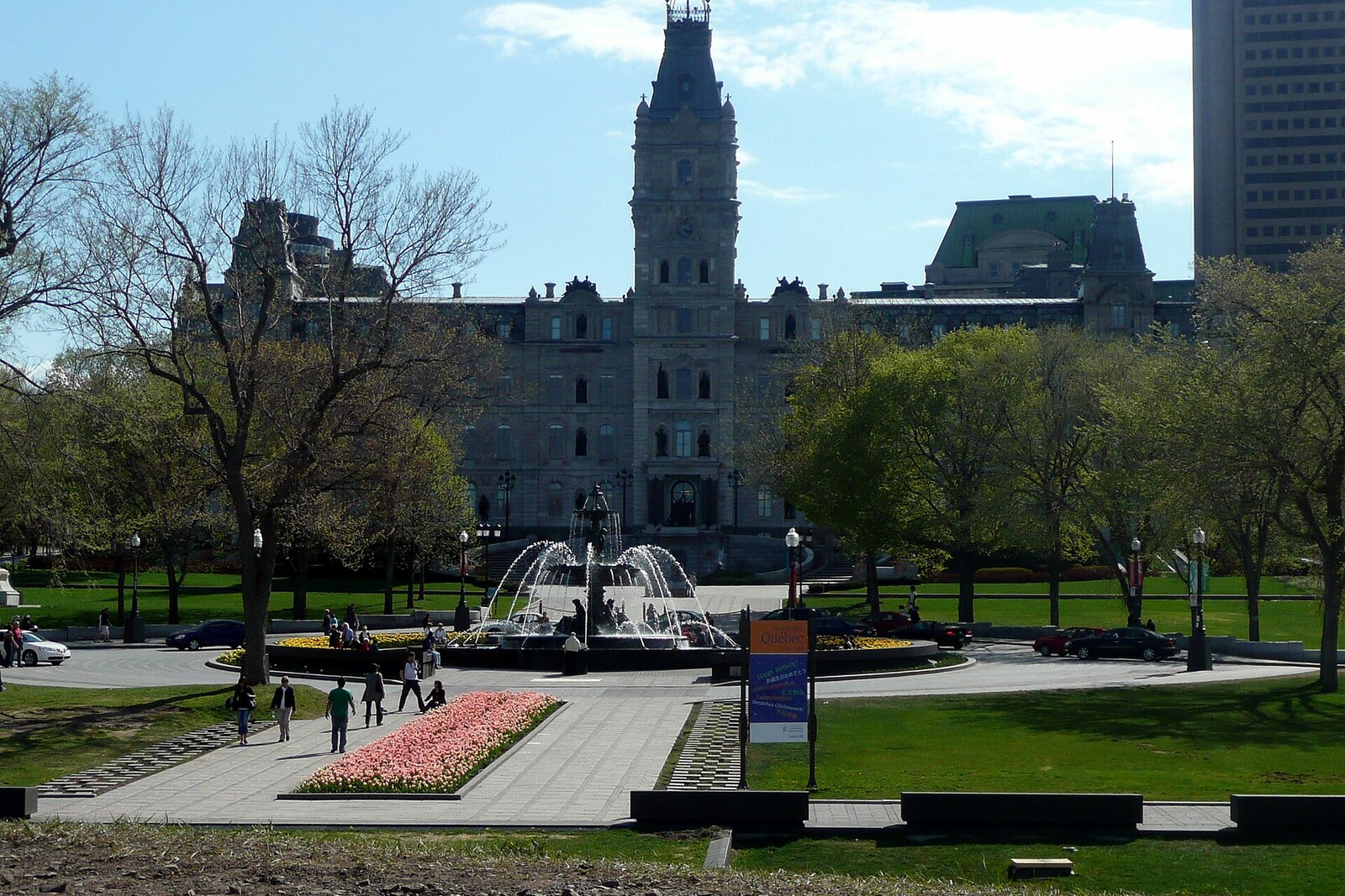 The façade of the Québec parliament, with a tall tower and sculptures.