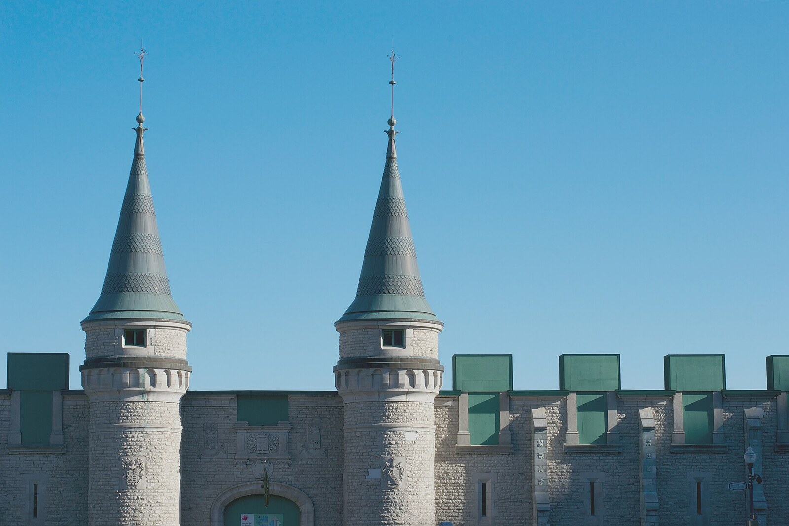 The stone building of the Voltigeurs de Québec Armoury with towers and a glass addition in Québec City.
