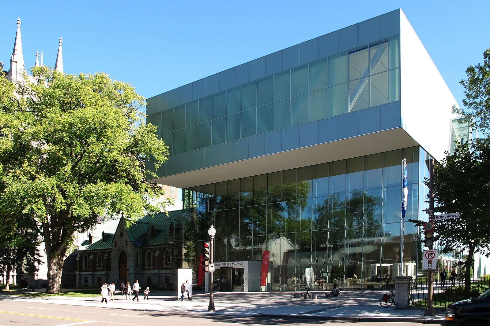 The glass pavilion of the National Museum of Fine Arts of Québec with trees around it.