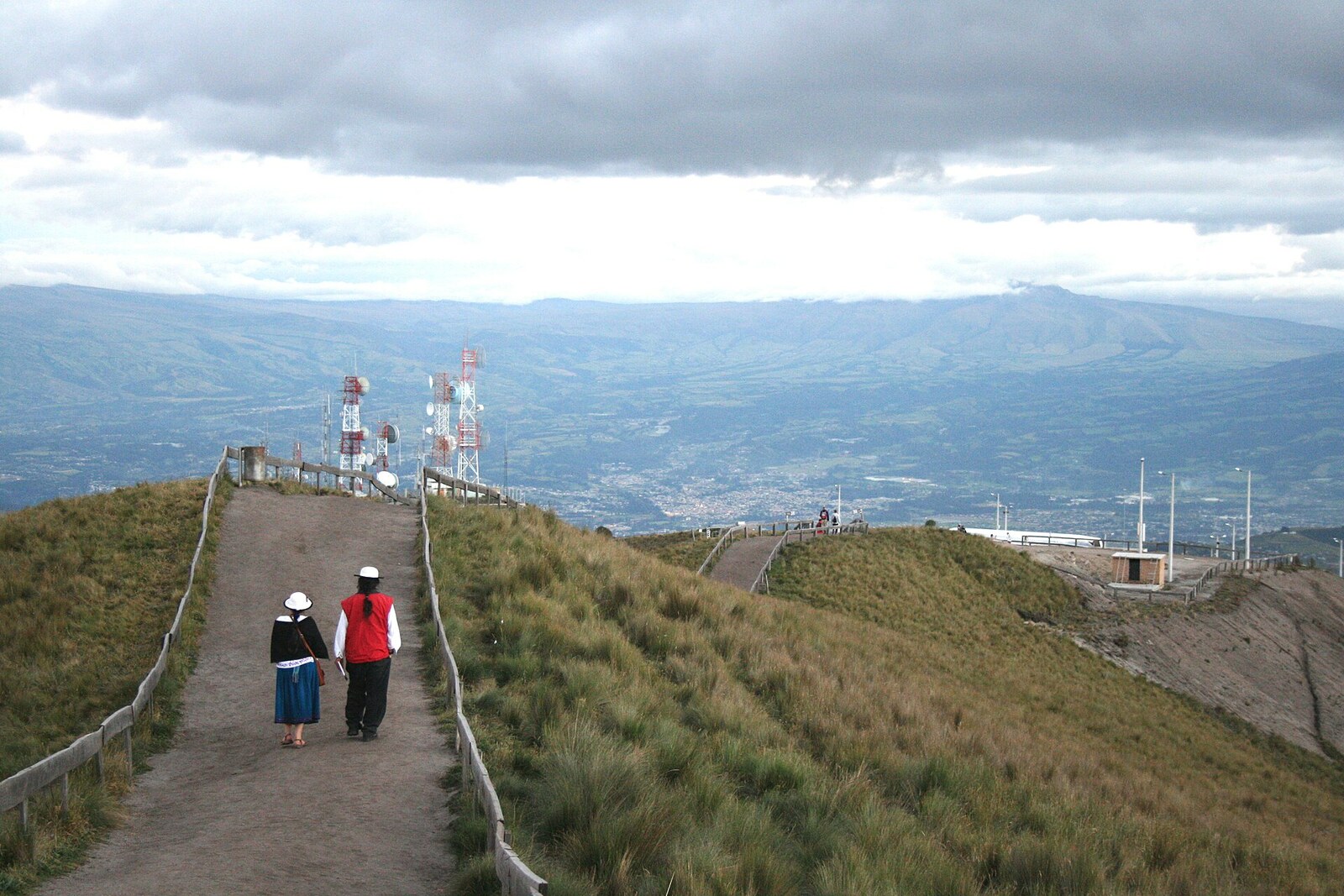 A cable-car cabin at the lower boarding platform of TelefériQo.