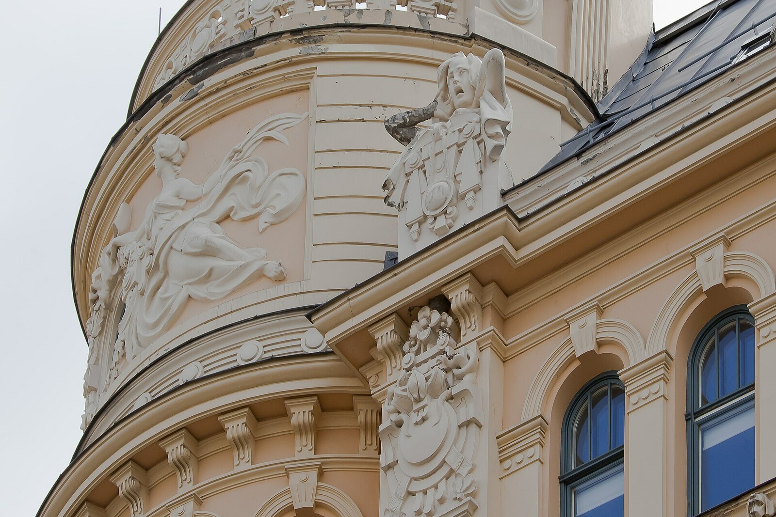 Fassade des Hauses Alberta iela 13 mit Stuckdekor und Maskaronen.